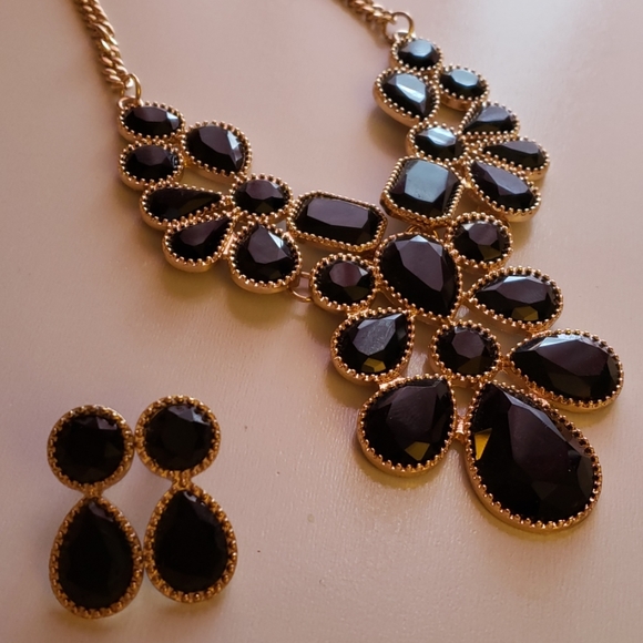 BUNDLE 2 Red & Black Fashion necklace set - Picture 3 of 5